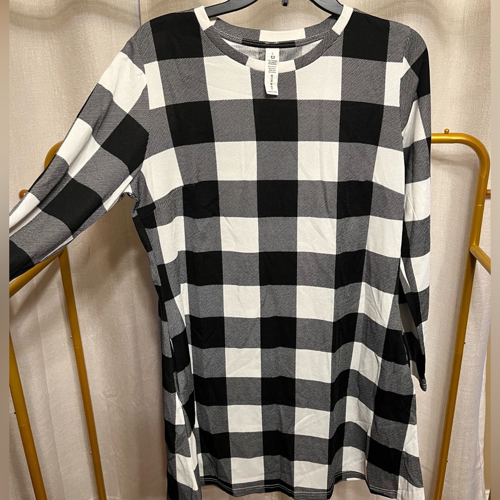 “B” black and white checkered dress with pockets. Size large